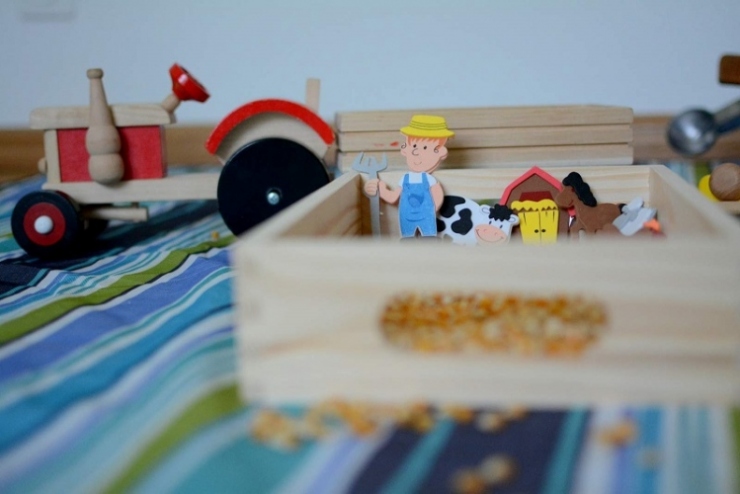 Farmer kukurydzy - zabawa sensoryczna z ziarnem