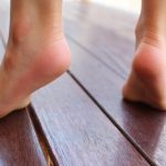 Dlaczego dziecko chodzi na palcach? Przyczyny i ćwiczenia wspomagające