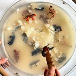 Domowe zabawy sensoryczne – jak wspierają rozwój dziecka i co warto o nich wiedzieć?