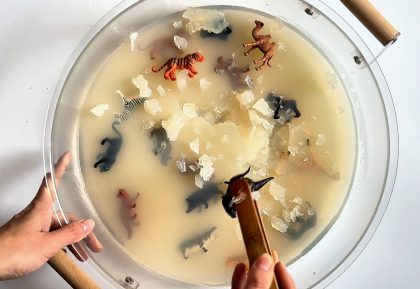 Domowe zabawy sensoryczne – jak wspierają rozwój dziecka i co warto o nich wiedzieć?