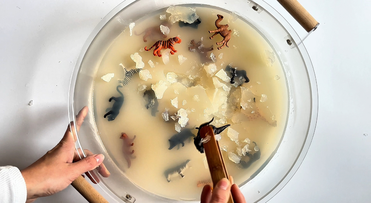 Domowe zabawy sensoryczne – jak wspierają rozwój dziecka i co warto o nich wiedzieć?