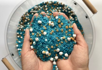 Sensoryczne aktywności wyciszające – idealne wsparcie dla dziecka w okresie świątecznym