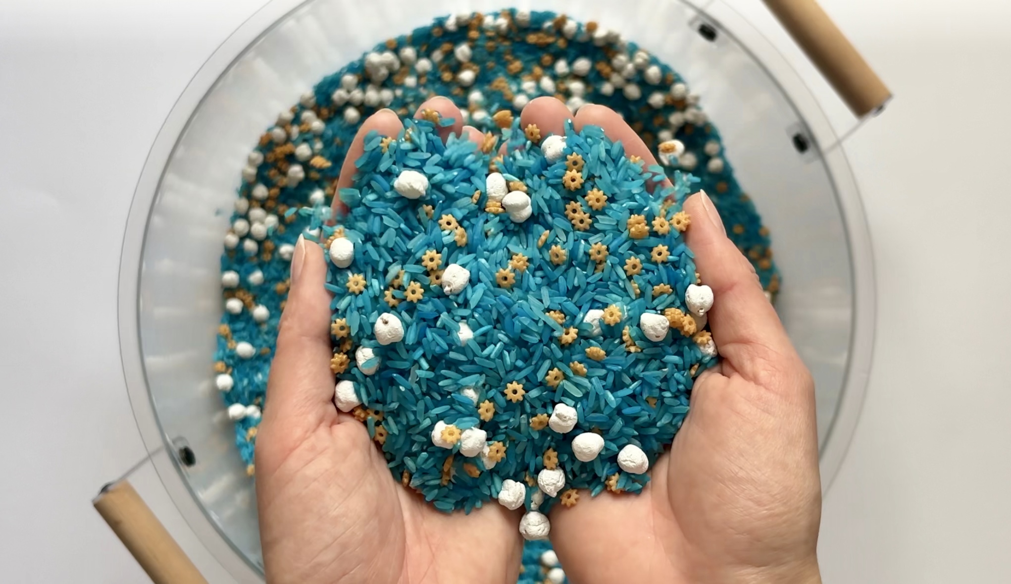 Sensoryczne aktywności wyciszające – idealne wsparcie dla dziecka w okresie świątecznym