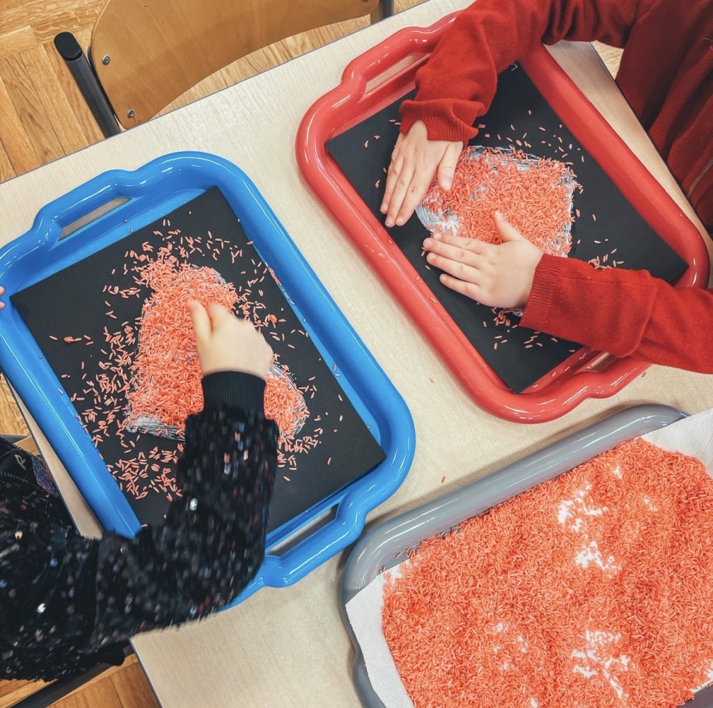 Jak nauczyciel może wspierać rozwój sensoryczny dzieci w przedszkolu?